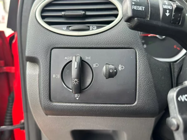 Ford Focus 1.6TDCi, 66KW, VYHŘ. SEDADLA - foto 18