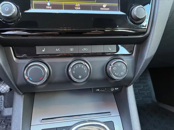 Škoda Octavia 1.6TDi, 81KW, TEMP., VYHŘ. SED - foto 23