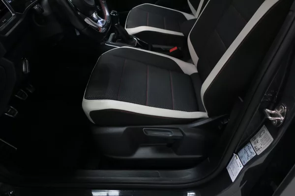 Volkswagen T-Roc Sport 1.5 TSI 110 kW manuál - foto 12