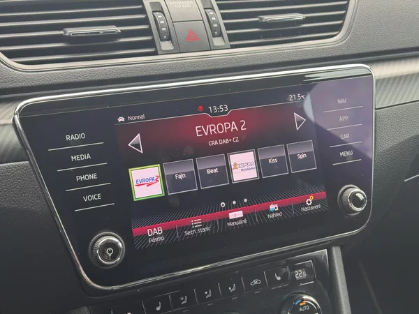 Škoda Superb 2.0TDi DSG Sportline ACC Kessy - foto 31