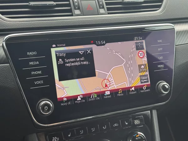 Škoda Superb 2.0TDi DSG Sportline ACC Kessy - foto 32