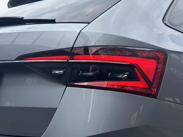 Škoda Superb 2.0TDi DSG Sportline ACC Kessy - foto 37