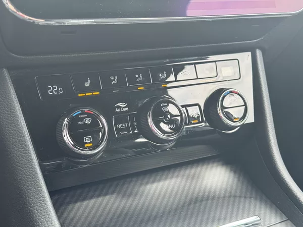 Škoda Superb 2.0TDi DSG Sportline ACC Kessy - foto 39