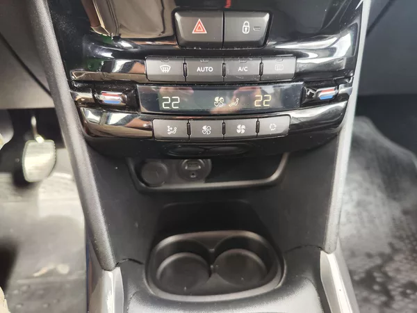 Peugeot 2008 1.6 HDI/73kW 1.Majitel - foto 20