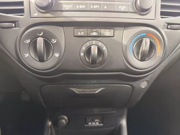 Hyundai i20 1.2i/57kW Comfort A/C - foto 16