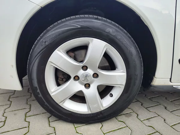 Peugeot 3008 2.0 HDI/110kW Premium - foto 32