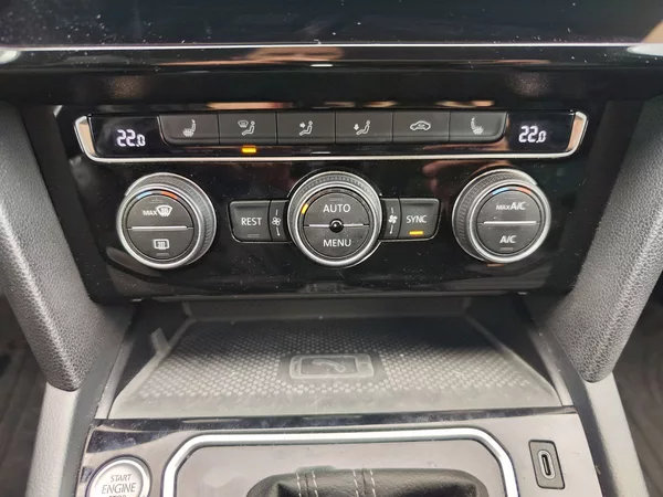 Volkswagen Passat 2.0 TDI/140kW R-Line DSG - foto 24