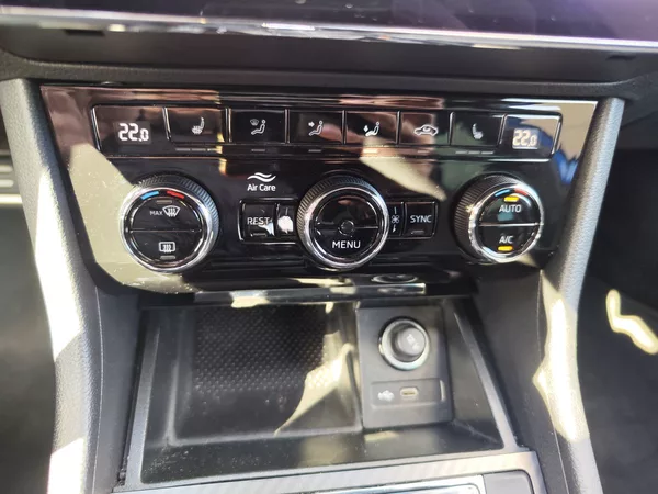 Škoda Superb 2.0 TDi/147kW Sportline DSG - foto 25