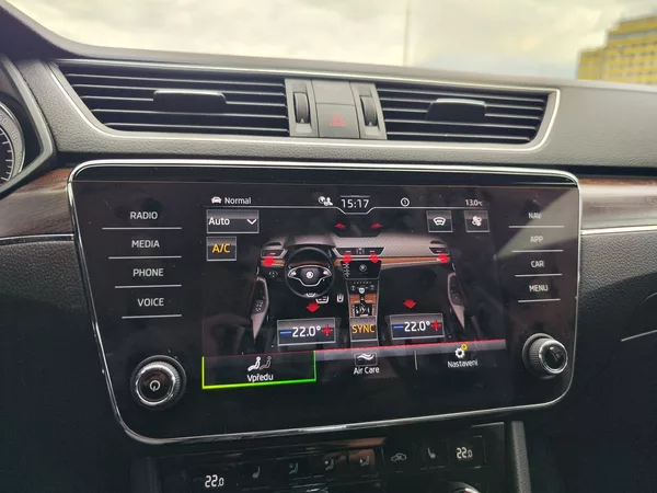 Škoda Superb 2.0 TDi/147kW Scout DSG 4x4 - foto 23