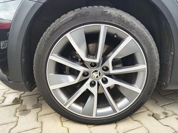 Škoda Superb 2.0 TDi/147kW Scout DSG 4x4 - foto 39