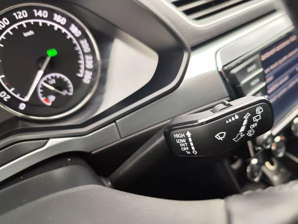 Škoda Superb 2.0 TDI/110kW Ambition Plus DS - foto 28