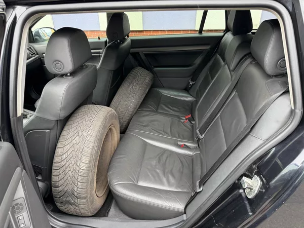 Opel Vectra 1,9 CDTi SW + sada pneumatik - foto 12