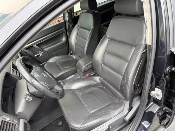 Opel Vectra 1,9 CDTi SW + sada pneumatik - foto 9