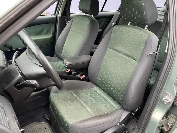 Škoda Octavia 1,6 MPi Ambiente/ servisní k. - foto 10
