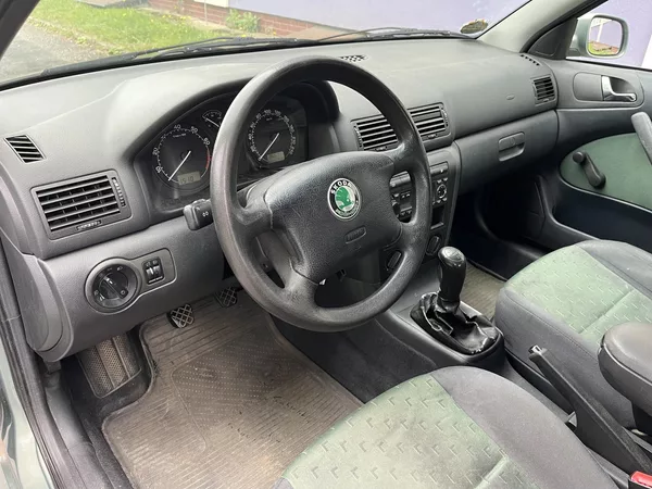 Škoda Octavia 1,6 MPi Ambiente/ servisní k. - foto 11