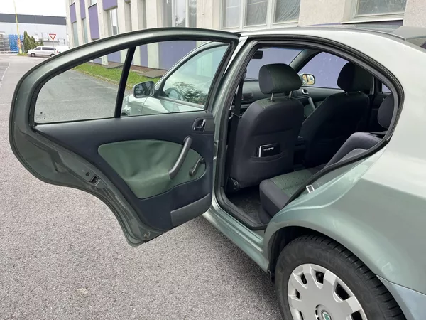 Škoda Octavia 1,6 MPi Ambiente/ servisní k. - foto 12
