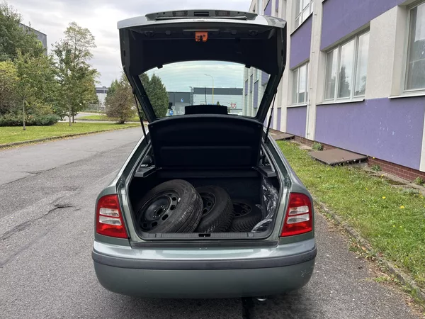 Škoda Octavia 1,6 MPi Ambiente/ servisní k. - foto 15