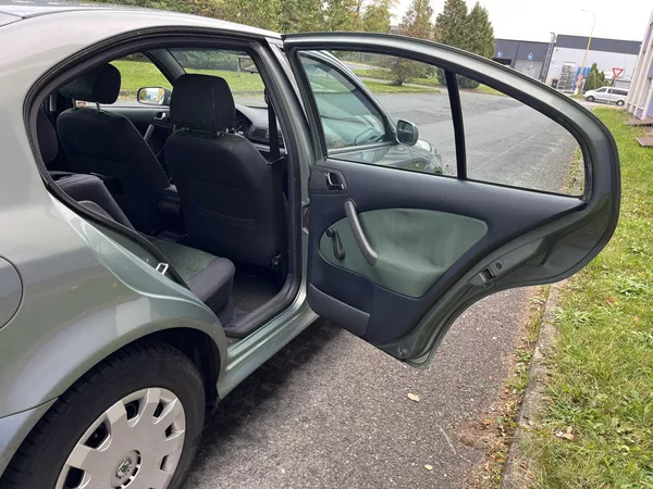 Škoda Octavia 1,6 MPi Ambiente/ servisní k. - foto 17