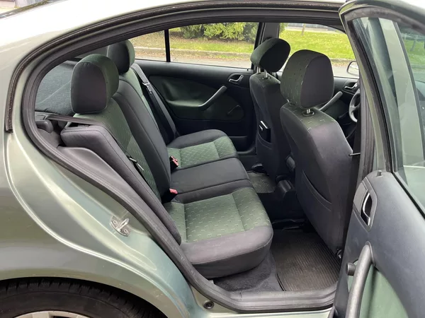Škoda Octavia 1,6 MPi Ambiente/ servisní k. - foto 18