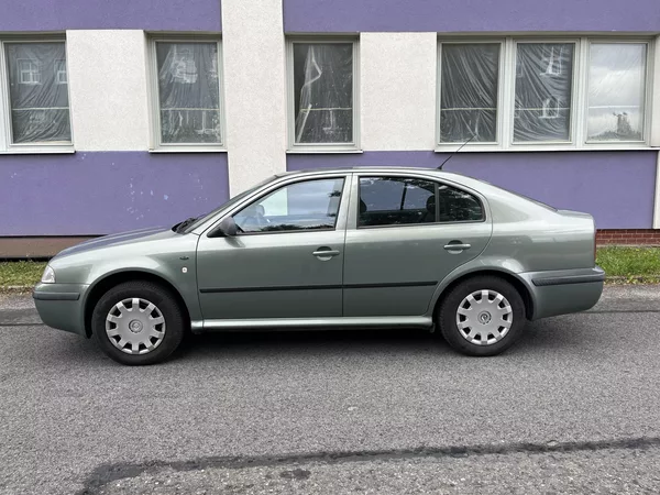 Škoda Octavia 1,6 MPi Ambiente/ servisní k. - foto 2