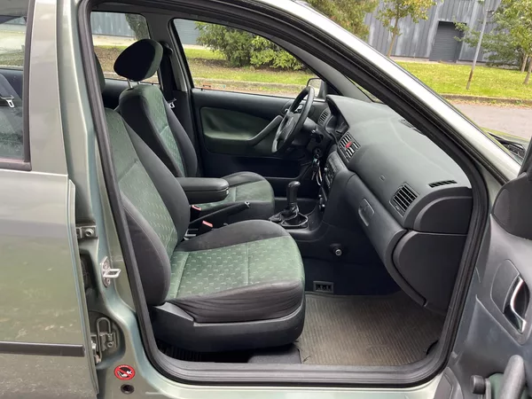 Škoda Octavia 1,6 MPi Ambiente/ servisní k. - foto 21