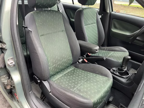 Škoda Octavia 1,6 MPi Ambiente/ servisní k. - foto 22