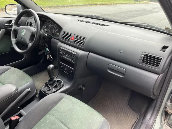 Škoda Octavia 1,6 MPi Ambiente/ servisní k. - foto 23