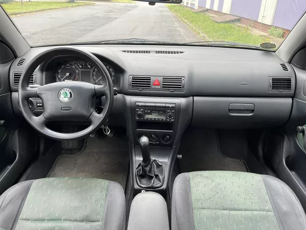 Škoda Octavia 1,6 MPi Ambiente/ servisní k. - foto 24