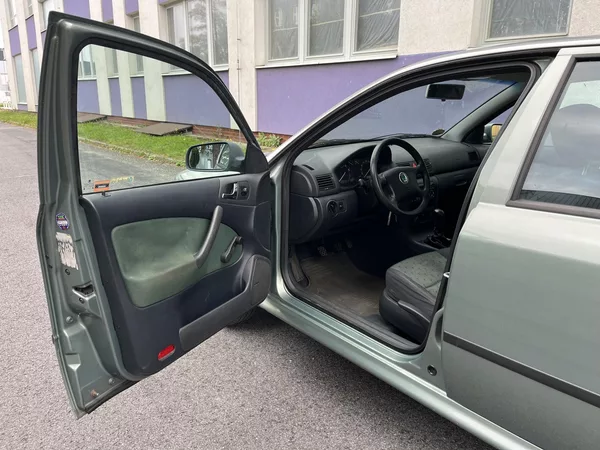 Škoda Octavia 1,6 MPi Ambiente/ servisní k. - foto 8