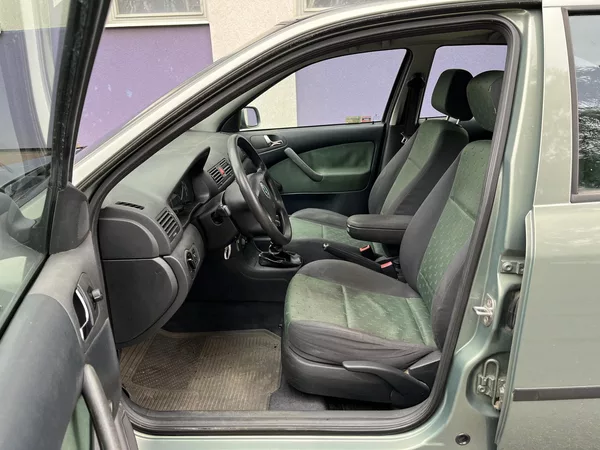 Škoda Octavia 1,6 MPi Ambiente/ servisní k. - foto 9