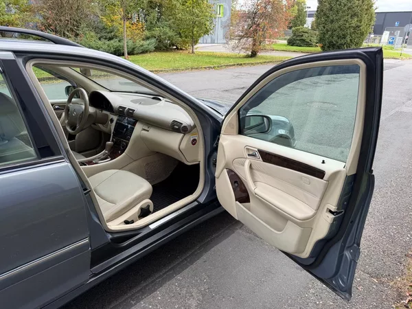 Mercedes-Benz Třídy C 320 3,0 CDi Elegance - foto 17