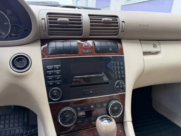 Mercedes-Benz Třídy C 320 3,0 CDi Elegance - foto 22