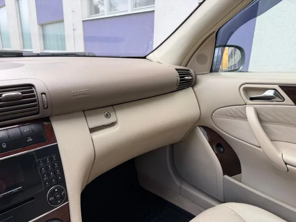 Mercedes-Benz Třídy C 320 3,0 CDi Elegance - foto 23
