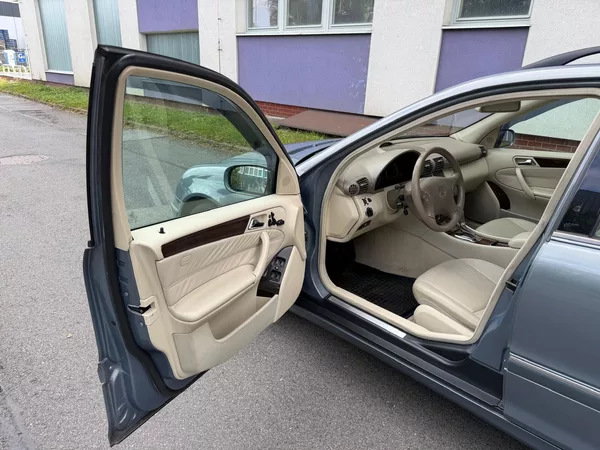 Mercedes-Benz Třídy C 320 3,0 CDi Elegance - foto 8