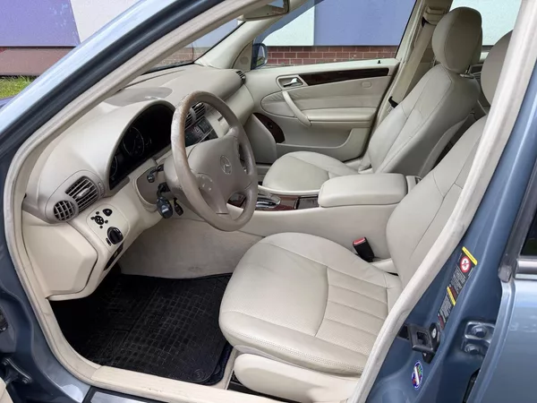 Mercedes-Benz Třídy C 320 3,0 CDi Elegance - foto 9