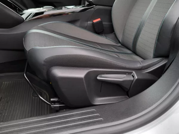 Peugeot 2008 ALLURE 1.2 PureTech 130k EAT8 - foto 28