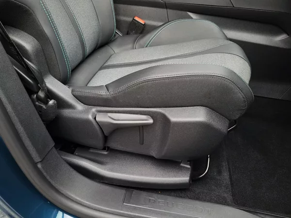 Peugeot 5008 1.5 BlueHDi 130 automat 7-míst - foto 24