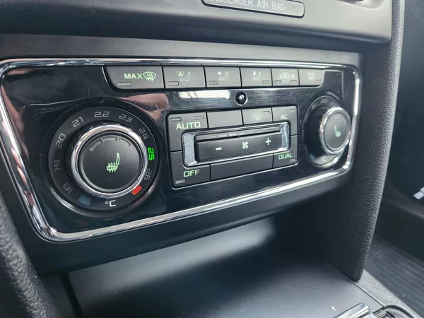 Škoda Superb 2.0-PRAV.SERVIS-TOP VÝBAVA - foto 33