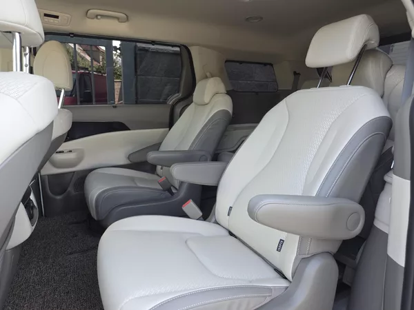 Kia Carnival 1.6-HEV-AUTOMAT-6+3MÍSTA - foto 24