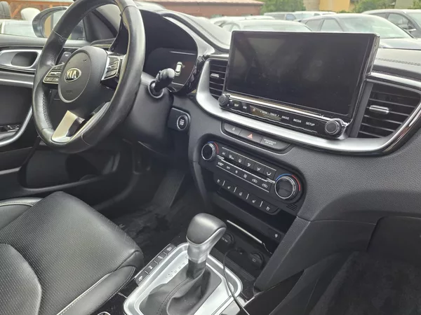 Kia XCeed 1.6-PLUG-IN HYBRID-1.MAJITEL - foto 4