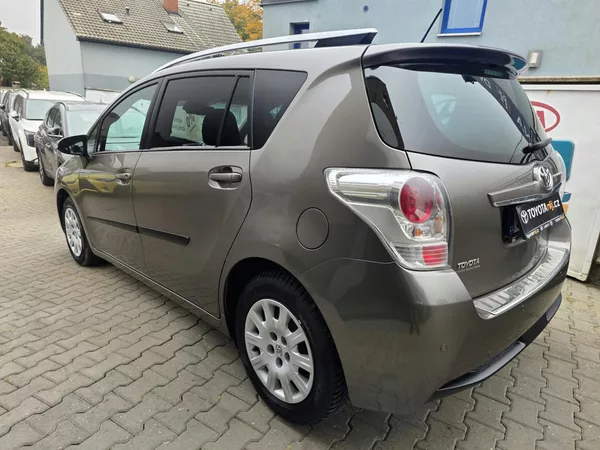 Toyota Verso 1.8-2+3SEDAD.NÍZKÉ KM-TOP STAV - foto 9