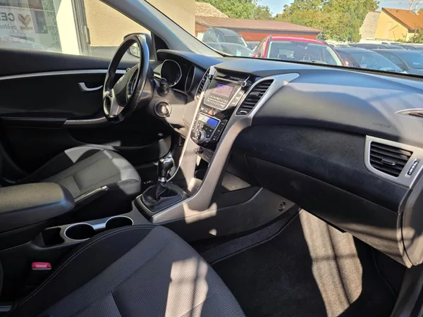 Hyundai i30 1.6-DPH-PĚKNÝ STAV-AUT.KLIMA - foto 15