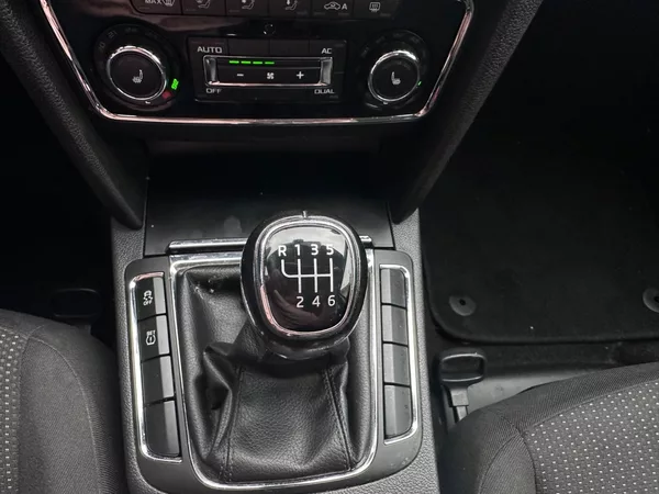Škoda Superb 2.0TDi VýhřevSedadel/Serv.Knih - foto 24