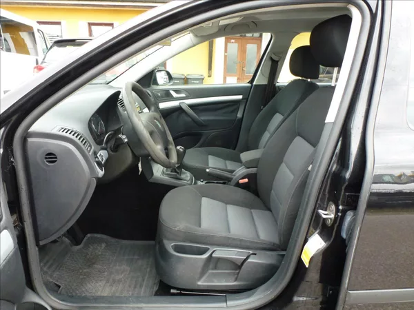 Škoda Octavia 1,9 TDI Black Edition Eleganc - foto 17