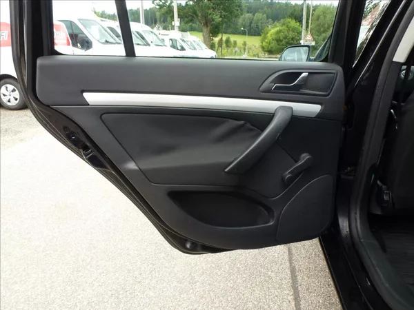 Škoda Octavia 1,9 TDI Black Edition Eleganc - foto 18