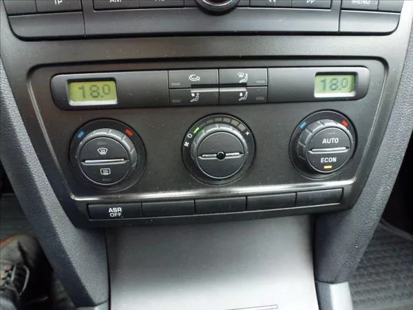 Škoda Octavia 1,9 TDI Black Edition Eleganc - foto 34