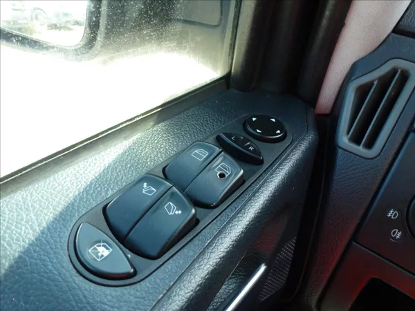 Mercedes-Benz Viano 2,2 DCi 5míst Automat 639 - foto 30