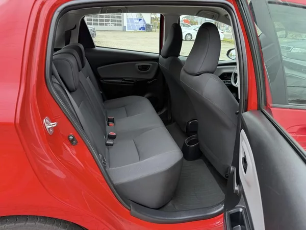 Toyota Yaris 1.0i 51 kW klima, serviska - foto 10