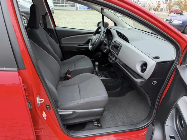 Toyota Yaris 1.0i 51 kW klima, serviska - foto 11