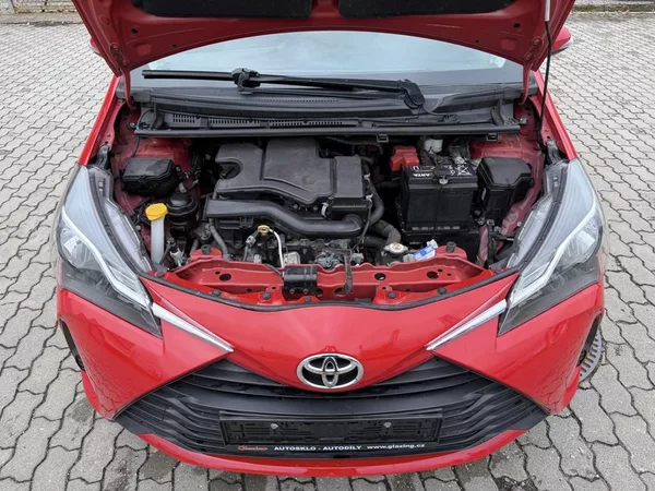 Toyota Yaris 1.0i 51 kW klima, serviska - foto 12